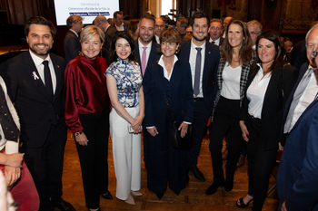 Cécile Neven est aux côtés de Georges-Louis Bouchez, de Maxime Prévot, d'Adrien Dolimont, de Sophie Wilmès, de Jacqueline Galant, de Yves Coppieters, de Valérie Glatigniy et de Valérie De Bue.