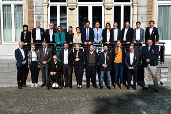 L'ensemble des récipiendaires du prix du mérite et des étincelles posent pour une photo groupée aux côtés des ministres du gouvernement wallon.