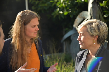 Cécile Neven discute avec Anne-Catherien Dalcq durant les fêtes de Wallonie.