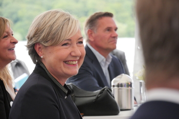 Cécile Neven, très souriante, écoute un discours lors de l'inauguration du parc solaire Hélios.