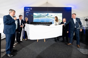 Sophie Wilmès, Cécile Neven et Denis Mathen s'apprêtent à lever le drap couvrant la plaque inaugurale du parc solaire Hélios.