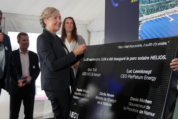 Cécile Neven, Ministre du Climat, signe la plaque inaugurale du parc solaire d'Hélios, aux côtés de Sophie Wilmès.