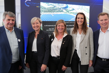 Cécile Neven et Sophie Wilmès, toutes deux souriantes, sont aux côtés de deux représentants d'Hélios pour l'inauguration du parc solaire.