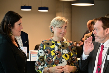 La Ministre de la Fonction publique, Jacqueline Galant, et la Ministre de l'Energie, Cécile Neven, discutant avec le Directeur général du SPW Finances, Stéphane Guisse