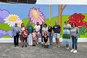 Cécile Neven se joint à une photo de groupe avec les représentants de la Dinantaise.