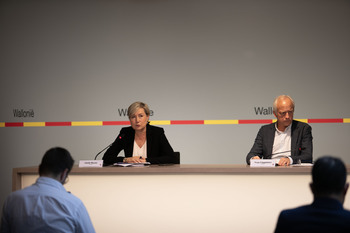 Cécile Neven prend la parole en conférence de presse, aux côtés de Yves Coppieters.