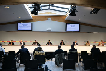 Le gouvernement Azur en conférence de presse face à une assemblée de journalistes. 