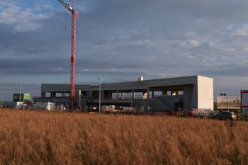 Le futur centre de tours de contrôle digitales des aéroports de Charleroi et Liège prend forme, à Namur, avec un bâtiment qui commence à se dessiner