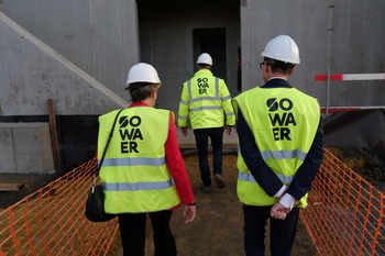 La Ministre des Aéroports, Cécile Neven, visitant le chantier de centre de tours de contrôle digitales, aux côtés du président du comité de direction de la SOWAER, Nicolas Thisquen