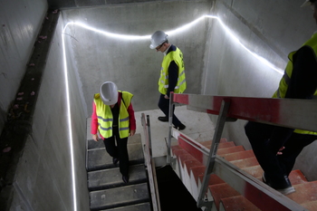 La Ministre des Aéroports, Cécile Neven, visitant le chantier de centre de tours de contrôle digitales, aux côtés du président du comité de direction de la SOWAER, Nicolas Thisquen