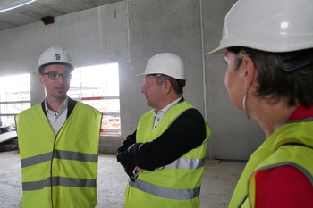 La Ministre des Aéroports, Cécile Neven, visitant le chantier de centre de tours de contrôle digitales, aux côtés du CEO de Skeyes, Johan Decuyper, et du président du comité de direction de la SOWAER, Nicolas Thisquen