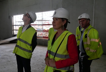 La Ministre des Aéroports, Cécile Neven, visitant le chantier de centre de tours de contrôle digitales, aux côtés notamment du président du comité de direction de la SOWAER, Nicolas Thisquen