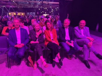 Au Wex Club de Marche-en-Famenne, la Ministre wallonne Cécile Neven, le Bourgmestre Nicolas Grégoire, le Directeur de l'AIS Nord-Luxembourg Stéphane Gérard, la Ministre wallonne Valérie Lescrenier et le Député provincial Dominique Gillard, assistent au discours de Robert Noirhomme, Président de l'AIS Nord-Luxembourg, célébrant les 20 ans de l'AIS. Au Wex Club de Marche-en-Famenne, la Ministre wallonne Cécile Neven, le Bourgmestre Nicolas Grégoire, le Directeur de l'AIS Nord-Luxembourg Stéphane Gérard, la Ministre wallonne Valérie Lescrenier et le Député provincial Dominique Gillard, assistent au discours de Robert Noirhomme, Président de l'AIS Nord-Luxembourg, célébrant les 20 ans de l'AIS.