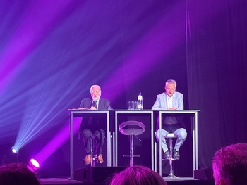 Robert Noirhomme et Stéphane Gérard sur scène devant un public de 300 personnes.