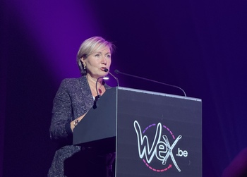 Cécile Neven, en train de prononcer un discourt au Wex.