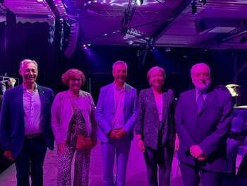 Au Wex Club de Marche-en-Famenne, la Ministre wallonne Cécile Neven est accompagnée de Dominique Gillard, Député provincial, Stéphane Gérard, Directeur de l'AIS Nord-Luxembourg, Robert Noirhomme, Président de l'AIS et Marie-Françoise Colla, qui succède ce jour au Président Noirhomme.