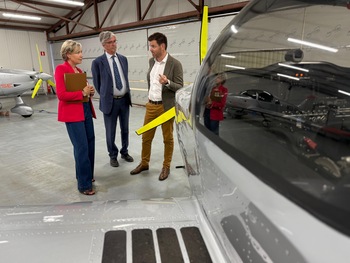 La Ministre lors de sa visite de l'aérodrome de Namur, en compagnie de ses dirigeants, Olivier de Spoelberch et Benjamin de Broqueville