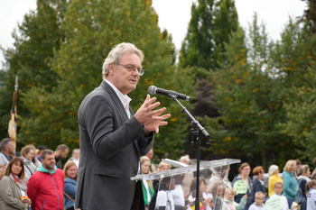 Olivier Van der Wilt, historien, en train de prononcer un discours.