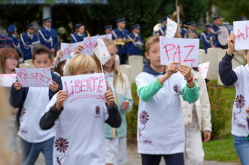Les élèves des écoles communales de Belgrade et du Moulin à Vent de Bouge, ainsi que de l’Athénée Royal François Bovesse de Namur, portent des messages de paix durant la cérémonie.