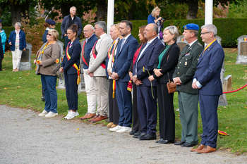 Les officiels présents durant la Cérémonie avec, notamment, Charlotte Bazelaire (Bourgmestre de Namur), Denis Mathen (Gouverneur de la Province de Namur), Anne Pirson (Représentante de à la Chambre des représentants), Maxime Prévot (Ministre des Affaires étrangères), Özlem Özen (Représentante du Sénat), Willy Borsus (Président du Parlement wallon) et Cécile Neven. 