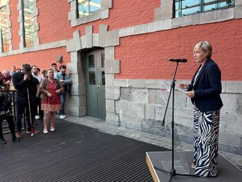 Cécile Neven prononce un discours sur la durabilité devant un public de 150 personnes au Parlement de Wallonie.