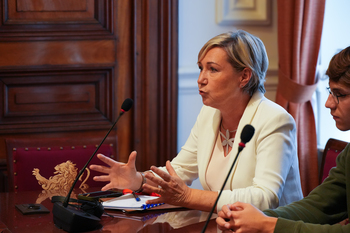 Cécile Neven est en train de répondre aux questions de jeunes du secondaire.