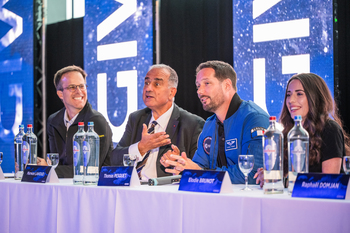 Le panel de discussion de l’événement réunissait Sébastien Vigneron (CEO de Wisk), Marwan Lahoud (ancien directeur de la stratégie chez Airbus), Thomas Pesquet (astronaute européen ayant séjourné plus de six mois à bord de la Station spatiale internationale) et Élodie Brunot (ingénieure et youtubeuse PassionAeroo). ©Sonaca