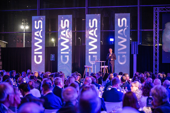 Yves Delatte, CEO de Sonaca, devant une salle comble lors de l’inauguration du GIWAS. ©Sonaca
