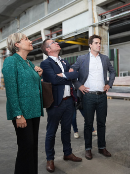 Cécile Neven, François Desquesnes et Thomas Dermine en train de visiter les lieux. 