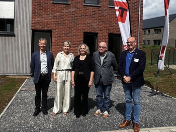 Dominique Gillard, Cécile Neven, Isabelle André, Jean-François Piérard et Cédric Herbiet devant les logements fraichement inaugurés.