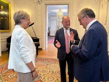 Cécile Neven et Pierre-Yves Jeholet sont reçus par S.E.M. Jo Indekeu, Ambassadeur de Belgique en France. 
