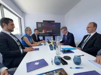 Cécile Neven et Adrien Dolimont échangent avec des représentants du groupe actionnaire de Liège Airport, ADP, parmi lesquels Philippe Pascal, son PDG. 