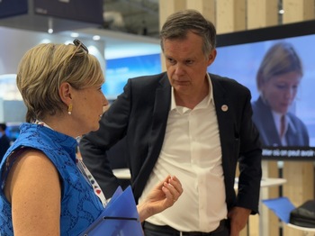 Cécile Neven avec un représentant de Total Energies.