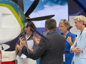 Cécile Neven visite le stand d'Airbus. 