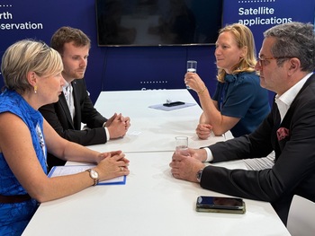 Cécile Neven avec Magali Huchette, Directrice générale de l'Aéroport de Lille, et Pierre Fernemont, Directeur Commercial et Développement.