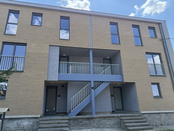L'un des trois projets de logement social visités : immeuble à appartements rénové.