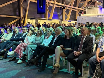 Cécile Neven, accompagnée de membres du gouvernement wallon, assiste en tant que membre du public à l’inauguration officielle du salon Municipalia.