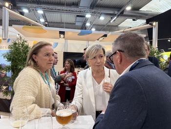 Cécile Neven avec Fernand Grifnée administrateur délégué d'ORES et Isabelle Callens, directrice des affaires publiques d'ORES. 