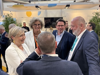 Cécile Neven entourée de Laurence Gordenne, directrice générale adjointe de RESA; Gil Simon, directeur général de RESA; Stéphane Renier, président de la CWaPE et de Fernand Grifnée administrateur délégué d'ORES. 