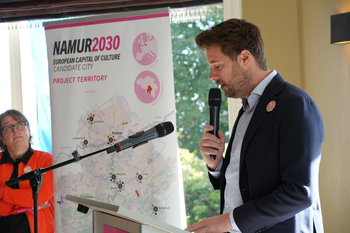 Arnaud Allard, Bourgmestre de Vresse-sur-Semois, en train de prononcer un discours.