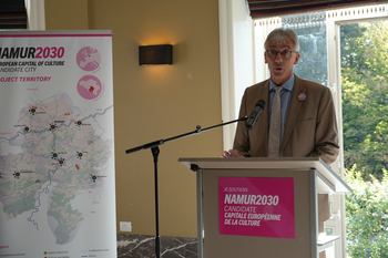 Benoît Dispa, Président du Parlement de la Fédération Wallonie-Bruxelles, en train de prononcer un discours.