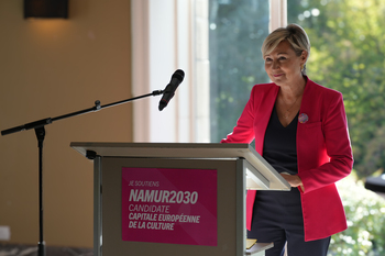 Cécile Neven, en train de prononcer un discours. 