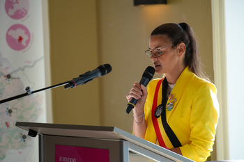 Charlotte Bazelaire, Bourgmestre de Namur, en train de prononcer un discours. 