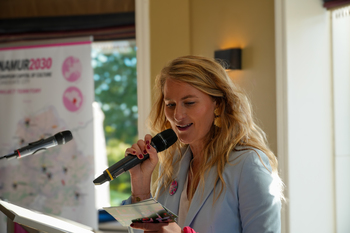 Laura Latour, Commissaire de Namur 2030, prononce un discours