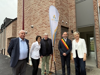 Photo devant les nouveaux logements sociaux avec : Vincent Demanet, président CA Notre Maison; Quyên Chau, directrice gérante de Notre maison; Michel Billocq, membre du CA de Notre maison; Nicolas Van der Maren, Bourgmestre Ottignies-LLN et Cécile Neven. 