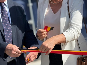 Inauguration du site : le ruban est coupé.