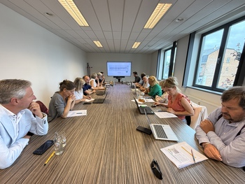 AMA – Fédération des maisons d’accueil et des services d’aide aux sans-abris,  ARCA – Fédération wallonne de services d’accueil et d’hébergement pour personnes en difficulté sociale, COCOREL – Fédération des Relais sociaux, FÉDÉRÉ – Fédération des Régies de quartier, RAPeL – Fédération des Association de Promotion du Logement, RWDH – Rassemblement Wallon du Droit à l’Habitat, RWLP – Réseau Wallon de Lutte contre la Pauvreté, RWADE – Réseau Wallon pour l’Accès Durable à l’énergie, UWAIS – Union Wallonne des Agences Immobilières Sociales et Cécile Neven en réunion. 