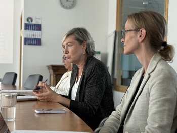 Cécile Neven et Anne Barzin, dans une salle de réunion. 