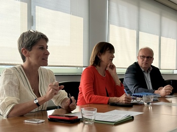 Dans une salle de réunion, Stéphanie Petrov (directrice du département social), Dorothée Klein (présidente) et Alain Sorée (directeur général).