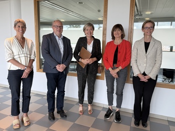 Stéphanie Petrov (directrice du département social),  Alain Sorée (directeur général), Cécile Neven, Dorothée Klein (présidente) et Anne Barzin (Echevine du logement).